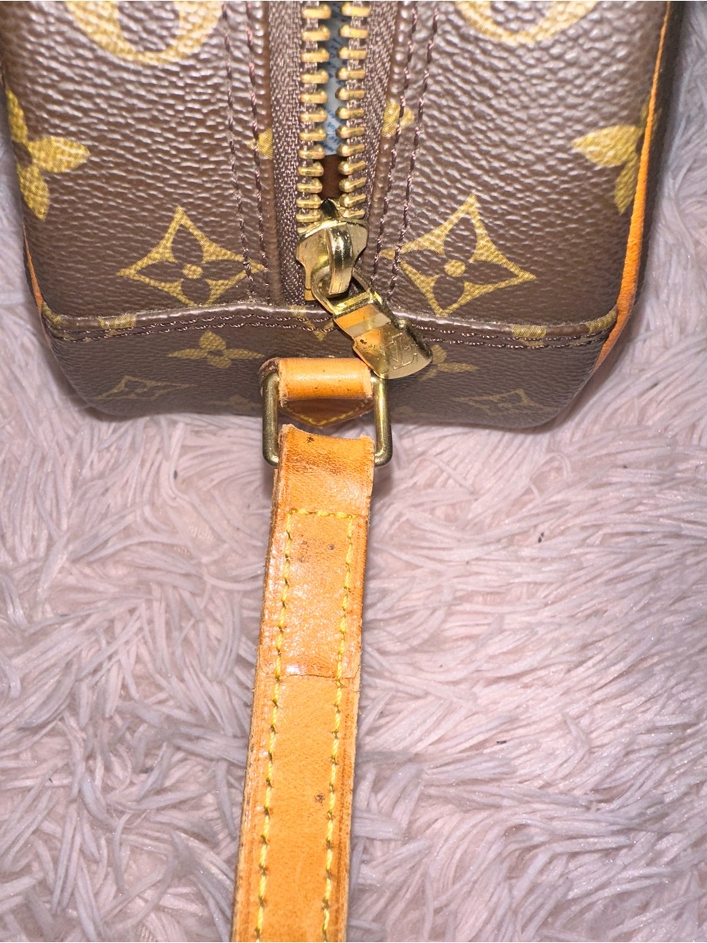Authentic Louis Vuitton Monogram Canvas Blois Bag (1995) - Picture 13 of 16